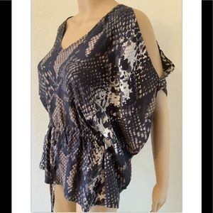 Express women’s Sz XS/TP open shoulder top